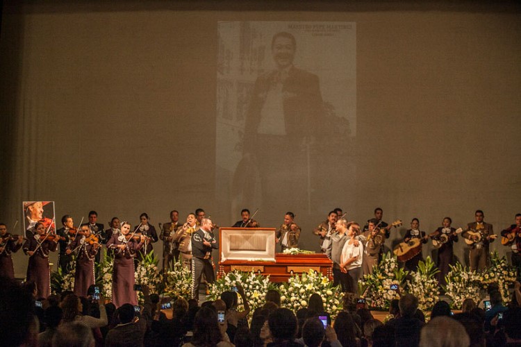 Emotivo. El homenaje de cuerpo presente que rinden al ex director del Mariachi Vargas se llena de las canciones más emblemáticas de la música mexicana. (Fotos: Alfonso Hernández)